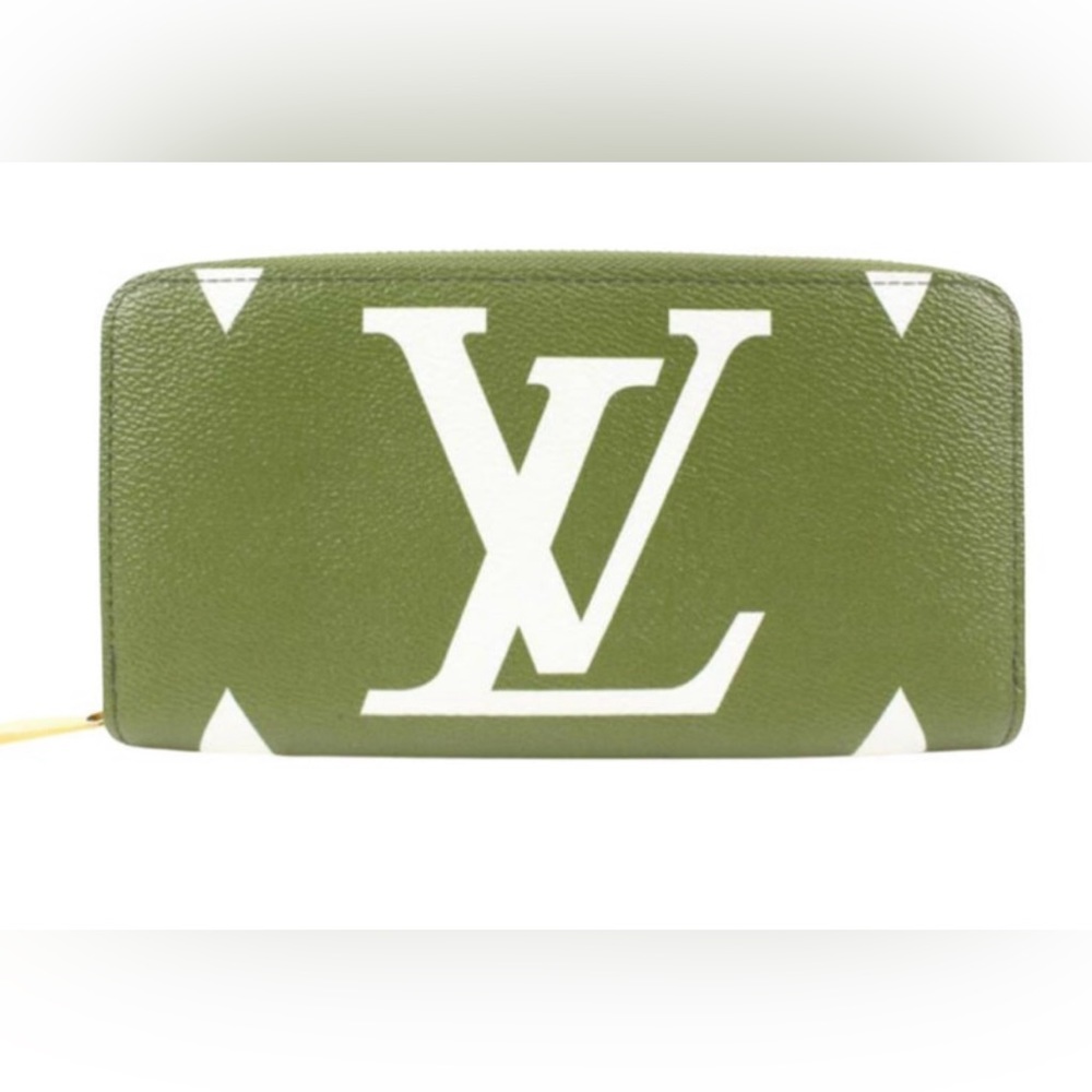 Pre-owned AUTHENTIC LOUIS VUITTON Khaki & Green Monogram Giant Zippy Wallet 😍